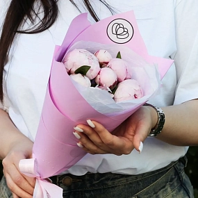 Букет из 7 розовых пионов Standart в розовой пленке