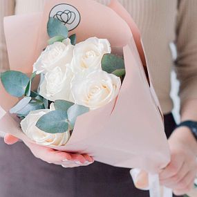 Букет из 5 белых роз Vendela 50 см (Эквадор) с эвкалиптом
