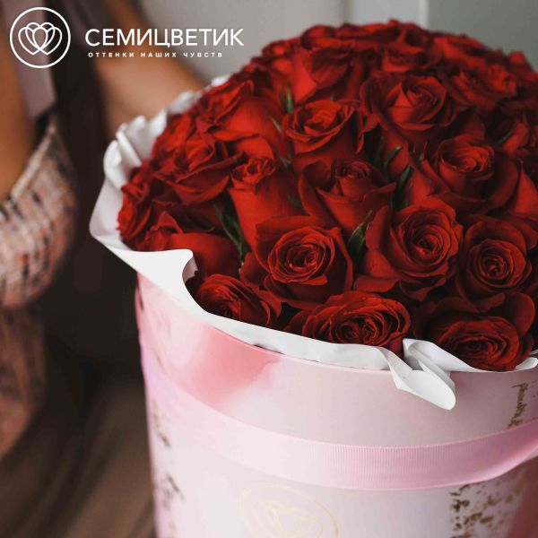 Букет в розовой шляпной коробке Amour из 51 красной розы (Кения)
