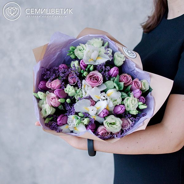 Букет из тюльпанов, лизиантуса и ириса в кремовой пленке