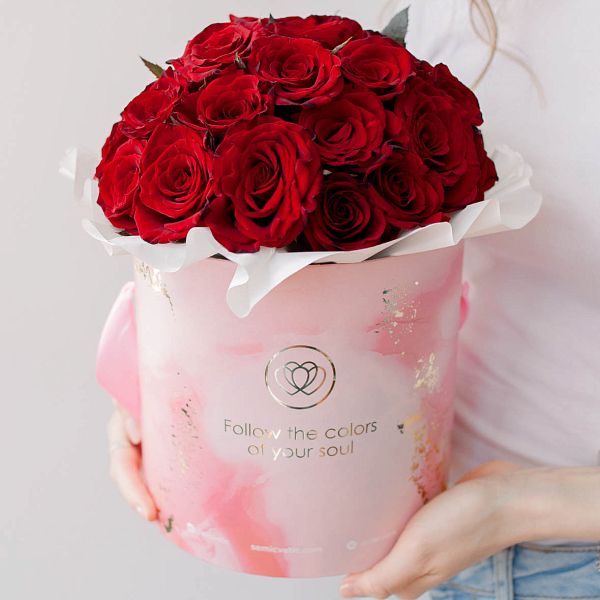 Букет в розовой шляпной коробке Amour Mini из 29 красных с темной каймой роз Магия (Россия) 