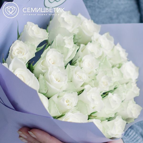 Букет из 25 белых роз 40 см (Кения) в сиреневой упаковке