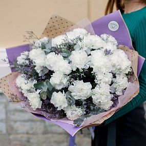 Букет из 25 белых гвоздик с зеленью