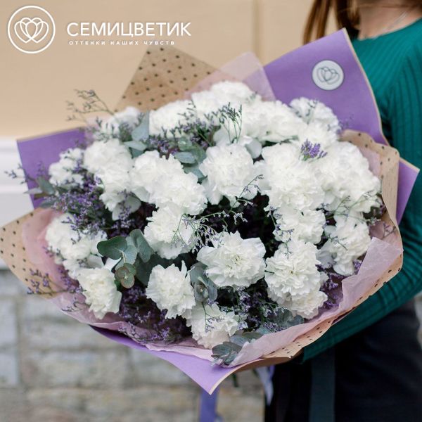 Букет из 25 белых гвоздик с зеленью