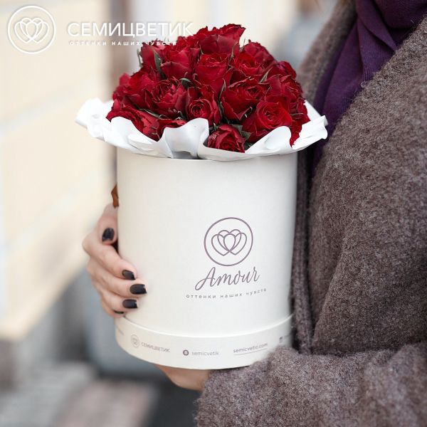 Букет в белой шляпной коробке Amour Mini из 35 красных роз (Кения)