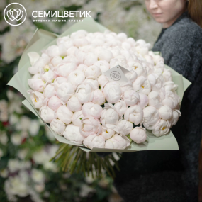 Букет из 101 белого пиона Standart в зеленой пленке
