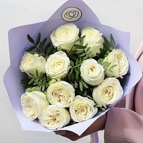 Букет из 11 белых пионовидных роз Titanium 40 см с фисташкой в сиреневой пленке