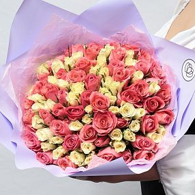 Букет из 101 коралловой и кремовой розы 30 см (Кения)