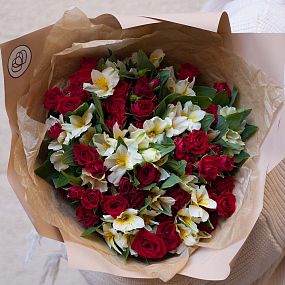 Свадебный букет  из 10 белых альстромерий и 13 красных кустовых роз 40 см (Кения)