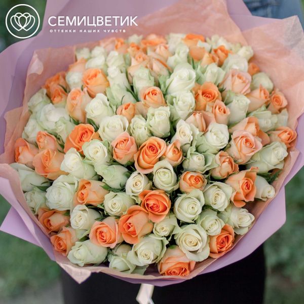 Букет из 101 белой и персиковой розы 40 см (Кения)