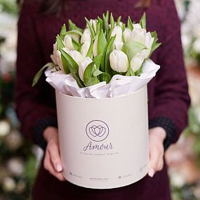 Букет в белой шляпной коробке Amour Mini из 35 белых тюльпанов