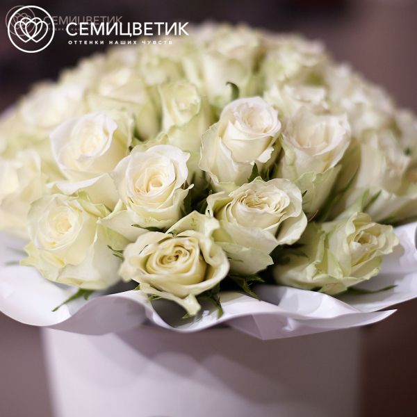 Букет в белой шляпной коробке Amour Mini из 35 белых роз (Кения)