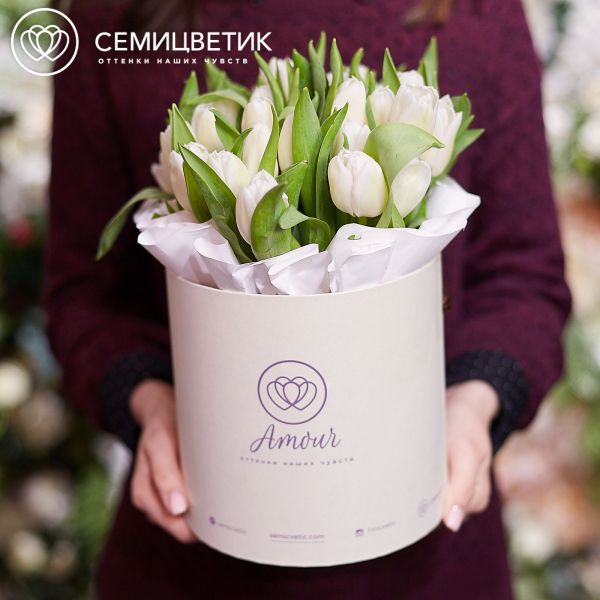 Букет в белой шляпной коробке Amour Mini из 35 белых тюльпанов