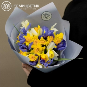 Букет из 20 нарциссов и 9 ирисов в сиреневой пленке