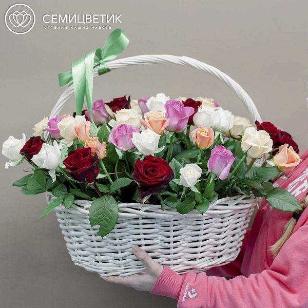 Композиция из 51 розы микс (Россия) в корзине