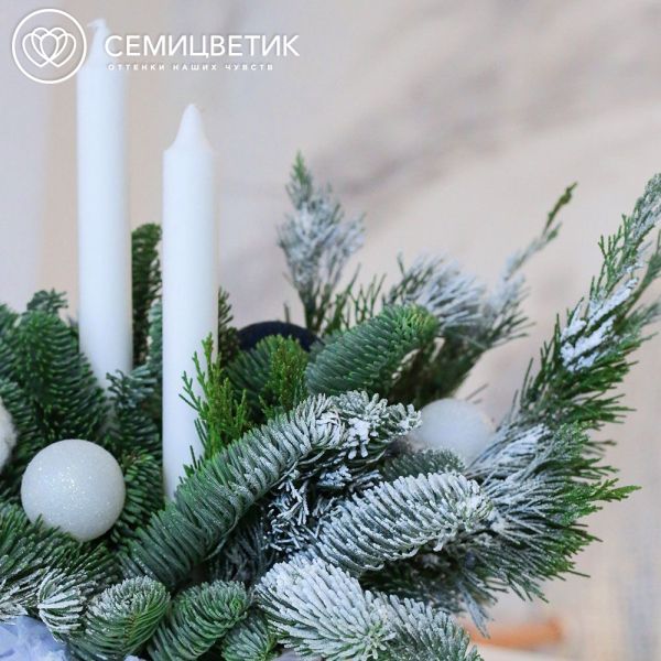 Новгодняя композиция со свечами в синих тонах