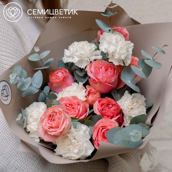Букет из 9 пионовидных роз Wild Love с гвоздикой и эвкалиптом в розовой пленке