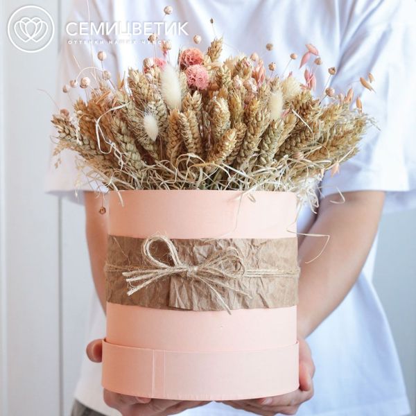 Композиция в шляпной коробке из сухоцветов