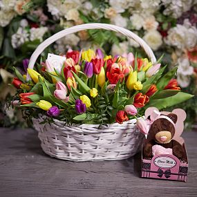 Композиция из 101 тюльпана микс с зеленью в корзине