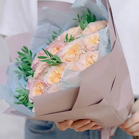 Букет из 15 персиковых пионовидных роз Flash Back 40 см с фисташкой в розовой пленке
