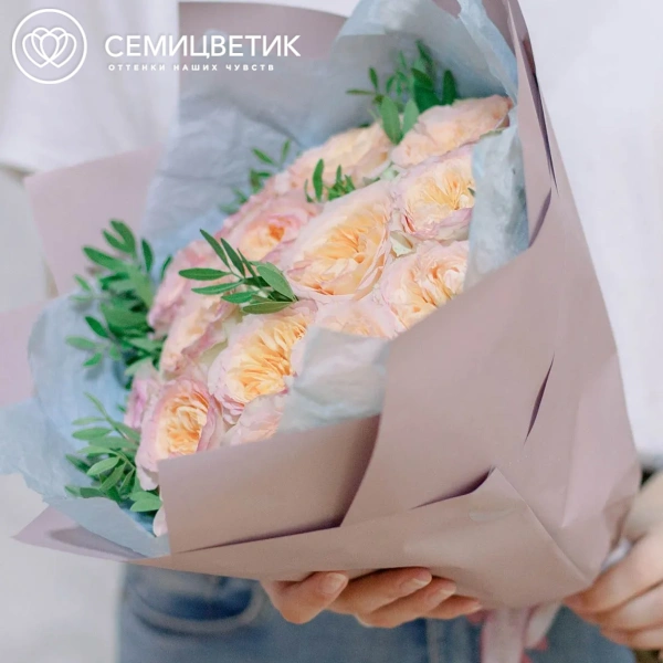 Букет из 15 персиковых пионовидных роз Flash Back 40 см с фисташкой в розовой пленке