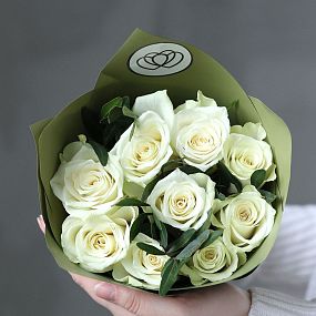 Свадебный букет  из 9 белых роз 40 см (Кения) с фисташкой