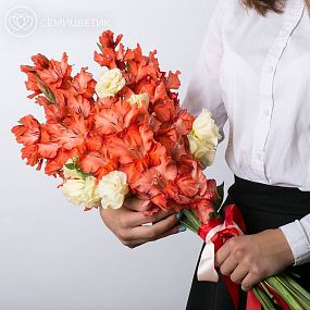Букет из гладиолуса и лизиантуса