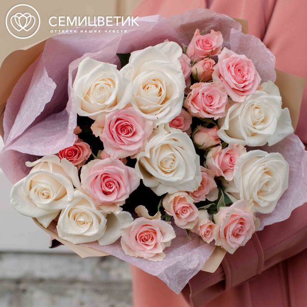 Букет из 7 белых роз и 4 кустовых розовых роз (Эквадор)