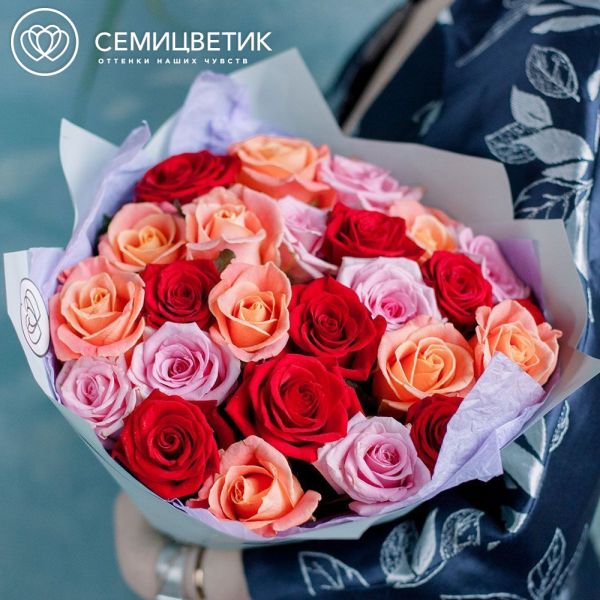 Букет из 25 красных, оранжевых и нежно-розовых роз 35-40 см (Россия)