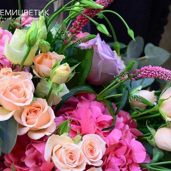 Композиция из гортензии, лизиантуса и розы кустовой