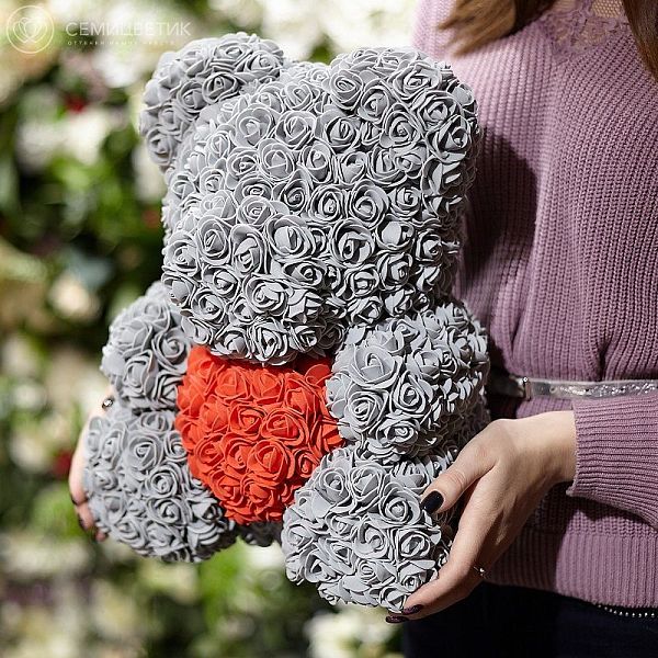 Мишка из роз серый с красным сердечком 40 см