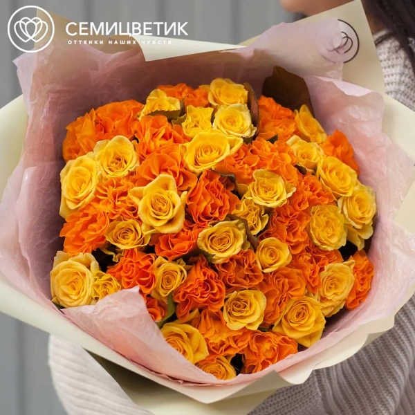 Букет из 51 оранжевой и желтой розы 35-40 см (Россия) в кремовой пленке