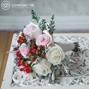 Свадебный букет из розовых роз и хиперикума