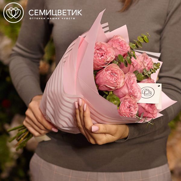 Букет из 9 розовых пионовидных роз Love Me Tender 40 см с эвкалиптом