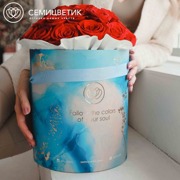 Букет в голубой шляпной коробке Amour из 33 красных роз Freedom (Эквадор) 
