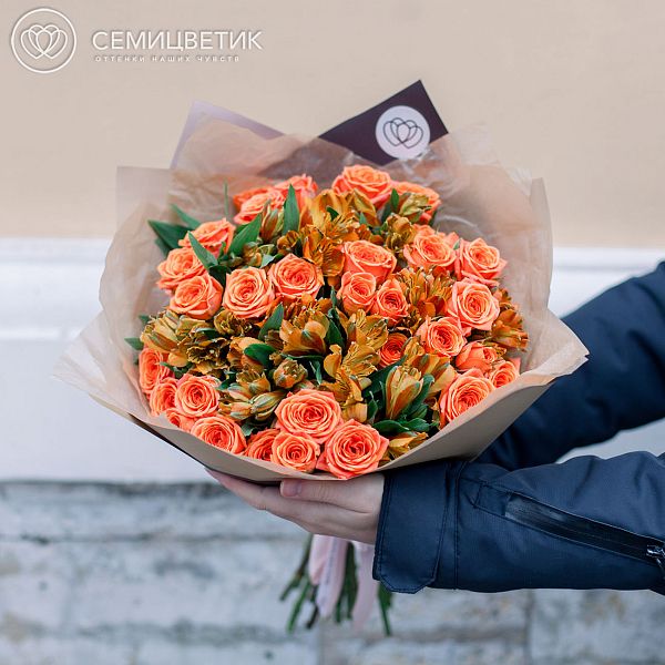 Букет из 9 оранжевых кустовых роз 40 см (Эквадор) и 7 оранжевых альстромерий
