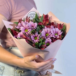 Букет из 2 розовых кустовых хризантем и 5 красных альстромерий в розовой пленке
