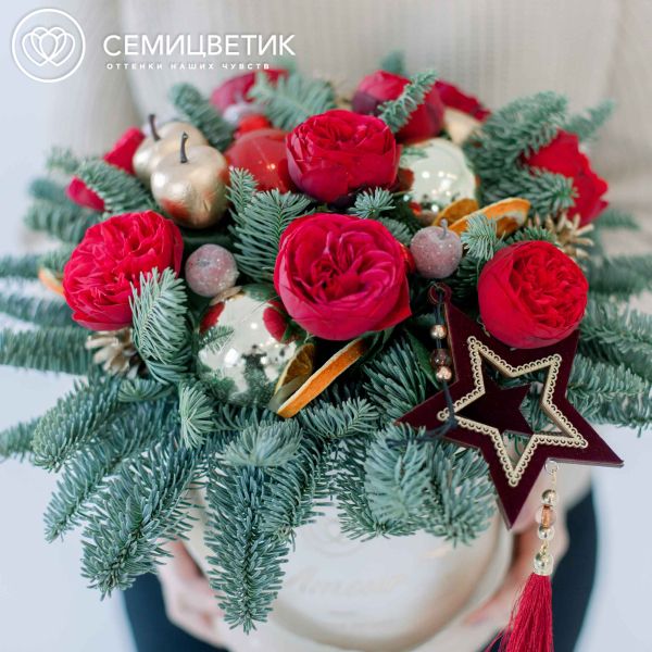 Букет в бежевой шляпной коробке Amour Mini из 9 красных пионовидных роз Red Piano с елью