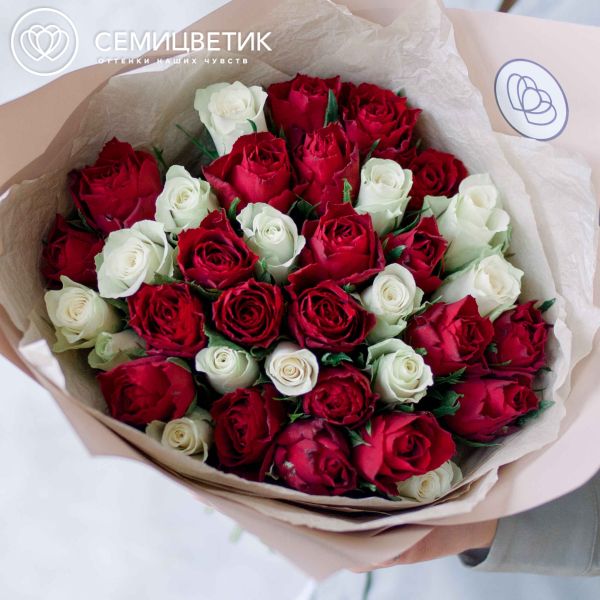 Букет из 35 красных и белых роз 40 см (Кения)