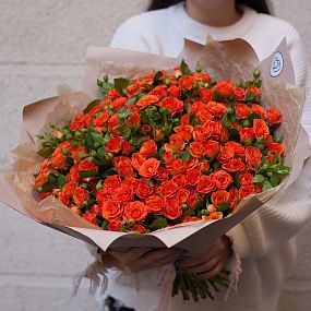 Букет из 51 оранжевой кустовой розы 40 см (Кения) в кремовой пленке