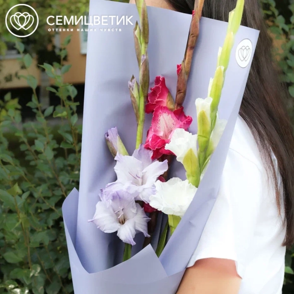 Букет из 3 гладиолусов микс в сиреневой пленке