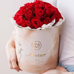 Букет в бежевой шляпной коробке Amour Mini из 31 красной розы (Кения) Standart