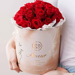 Букет в бежевой шляпной коробке Amour Mini из 31 красной розы (Кения)