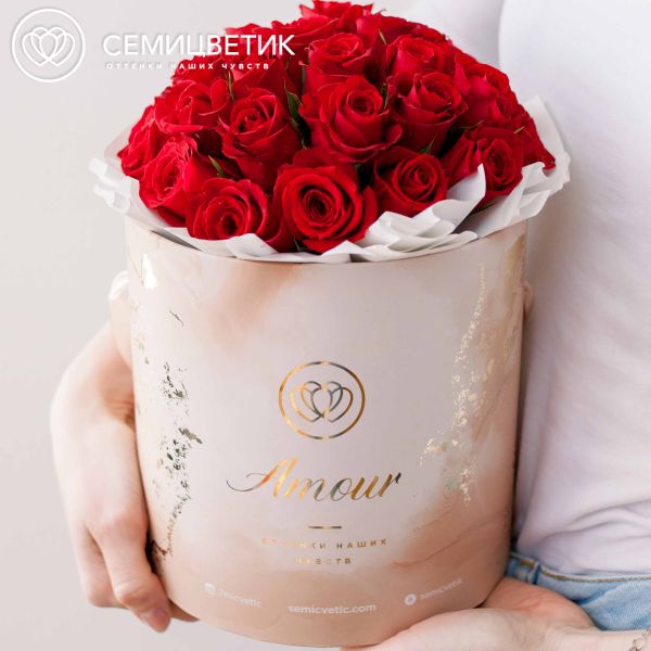 Букет в бежевой шляпной коробке Amour Mini из 31 красной розы (Кения)