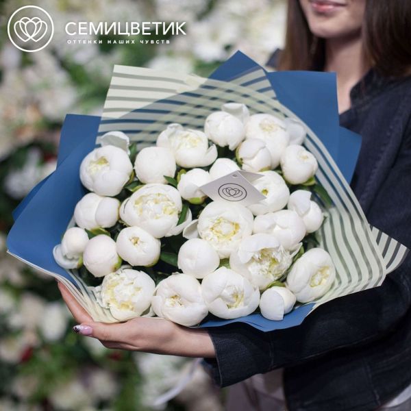Букет из 25 белых пионов Standart в голубой пленке