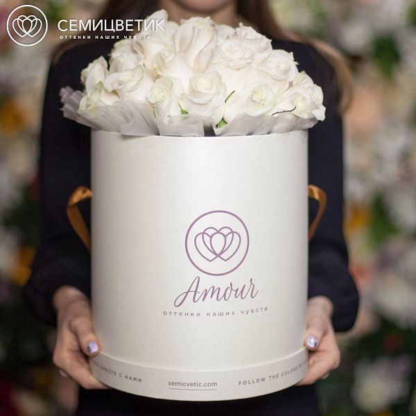 33 белые розы Vendela (Эквадор) в белой коробке Amour ZL