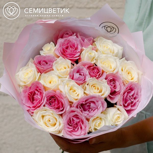 Букет из 25 нежно-розовой и белой розы 50 см (Россия) в розовой пленке