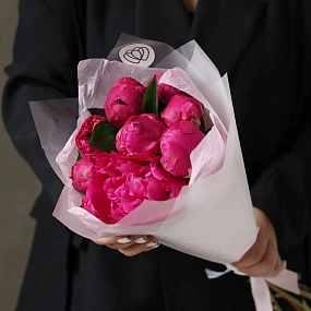 Букет из 9 ярко-розовых пионов Red Sarah Bernhardt Premium в прозрачной упаковке