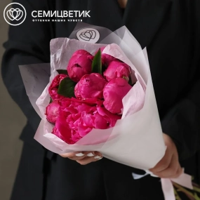 Букет из 9 ярко-розовых пионов Red Sarah Bernhardt Premium в прозрачной упаковке