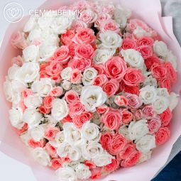 Букет из 51 белой и розовой кустовой розы микс (Эквадор) 40 см в розовой пленке